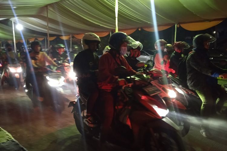 Pemudik bersepeda motor mulai berdatangan di Pelabuhan Bakauheni, Kamis (5/5/2022) malam pada arus balik lebaran 2022.