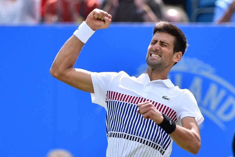 Petenis tunggal putra Serbia, Novak Djokovic, melakukan selebrasi setelah mengalahkan Gael Monfils (Perancis) pada laga final Aegon International 2017 di Eastbourne, Inggris, Sabtu (1/7/2017).