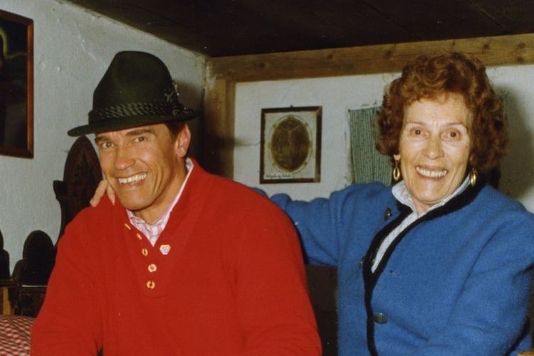 Potret Arnold Schwarzenegger (75) bersama sang ibu, Aurelia Jadrny Schwarzenegger, yang diunggah pada Sabtu (29/7/2022)