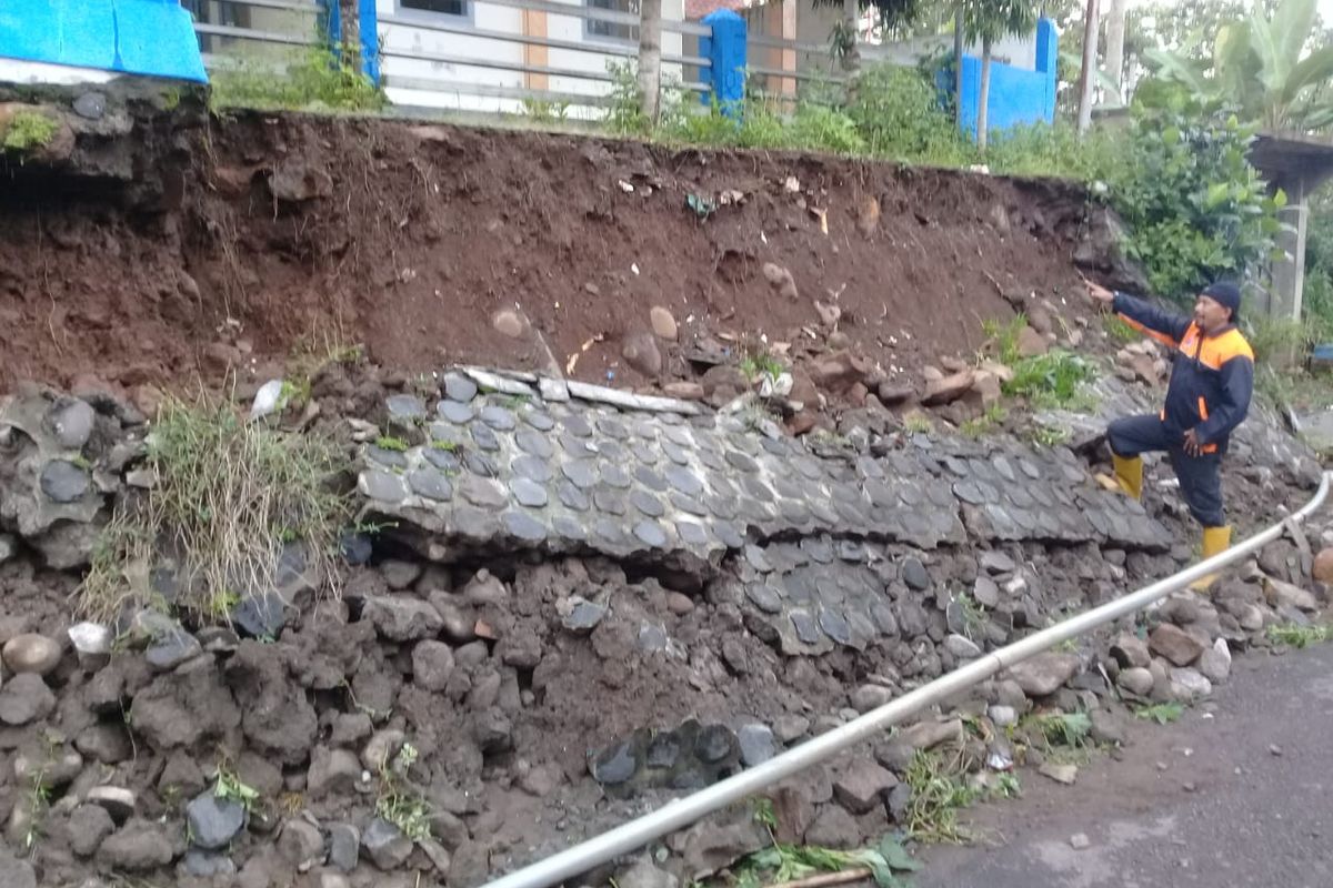 Foto: Bangunan Puskesmas di Desa Tlogosari, Kecamatan Sumbermalang, Kabupaten Situbondo, Provinsi Jawa Timur terdampak longsor pada Minggu (18/2/2024).