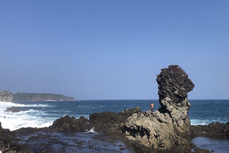 Petugas Satlinmas melakukan pencarian seorang perempuan asal Jakarta yang hilang di kawasan Pantai Siung, Gunungkidul, Minggu (27/7/2025)