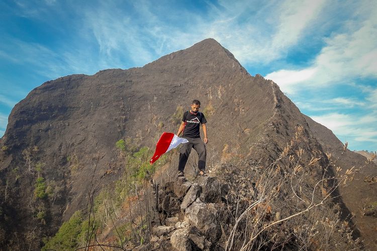 Seorang pendaki di Gunung Piramid, Bondowoso, Jawa Timur membawa bendera merah putih.