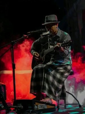 Ismet Raja Tengah Malam saat tampil pada acara Ngota Mozaik yang berbicara soal musik, kopi dan film di Kota Jambi awal 2020 lalu