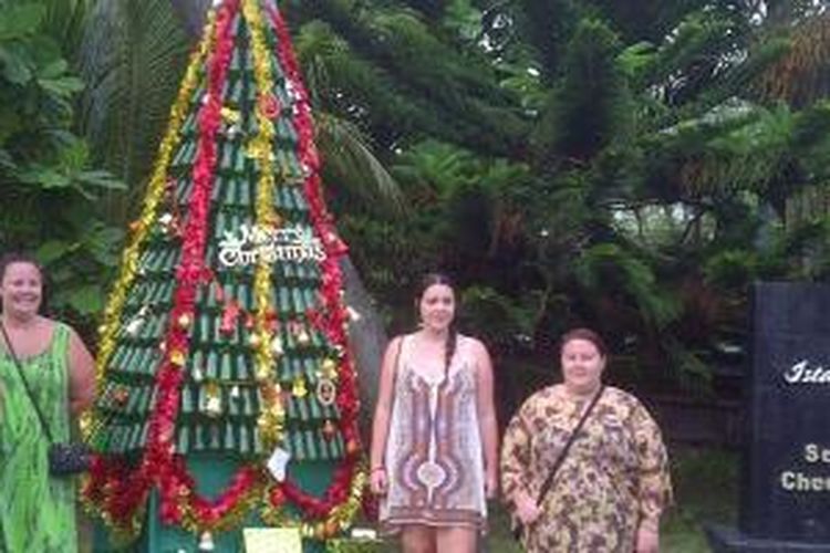 Pohon Natal dari botol bir di Hotel Grand Istana Rama, Kuta, Bali, Senin (15/12/2014).
