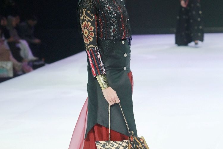 Salah satu karya desainer Zaskia Sungkar yang tampil pada di Indonesia Fashion Week 2019.