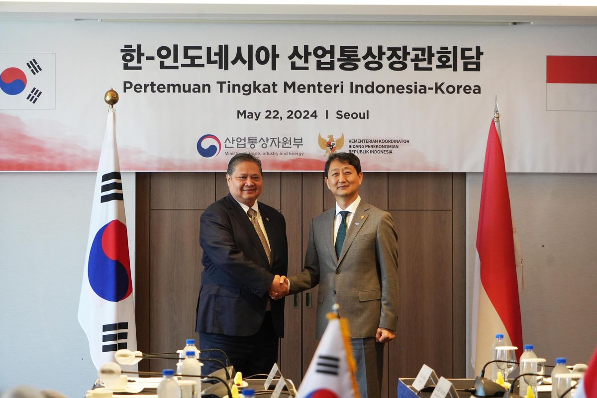 Menteri Koordinator Bidang Perekonomian Airlangga Hartarto dalam pertemuan bilateral dengan Minister of Trade, Industry and Energy (MOTIE) Korea Selatan Ahn Duk Geun di Seoul, Rabu (22/5/2024). 
