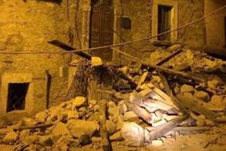 Dampak gempa bumi yang terjadi di Perkampungan Amatrice, Italia