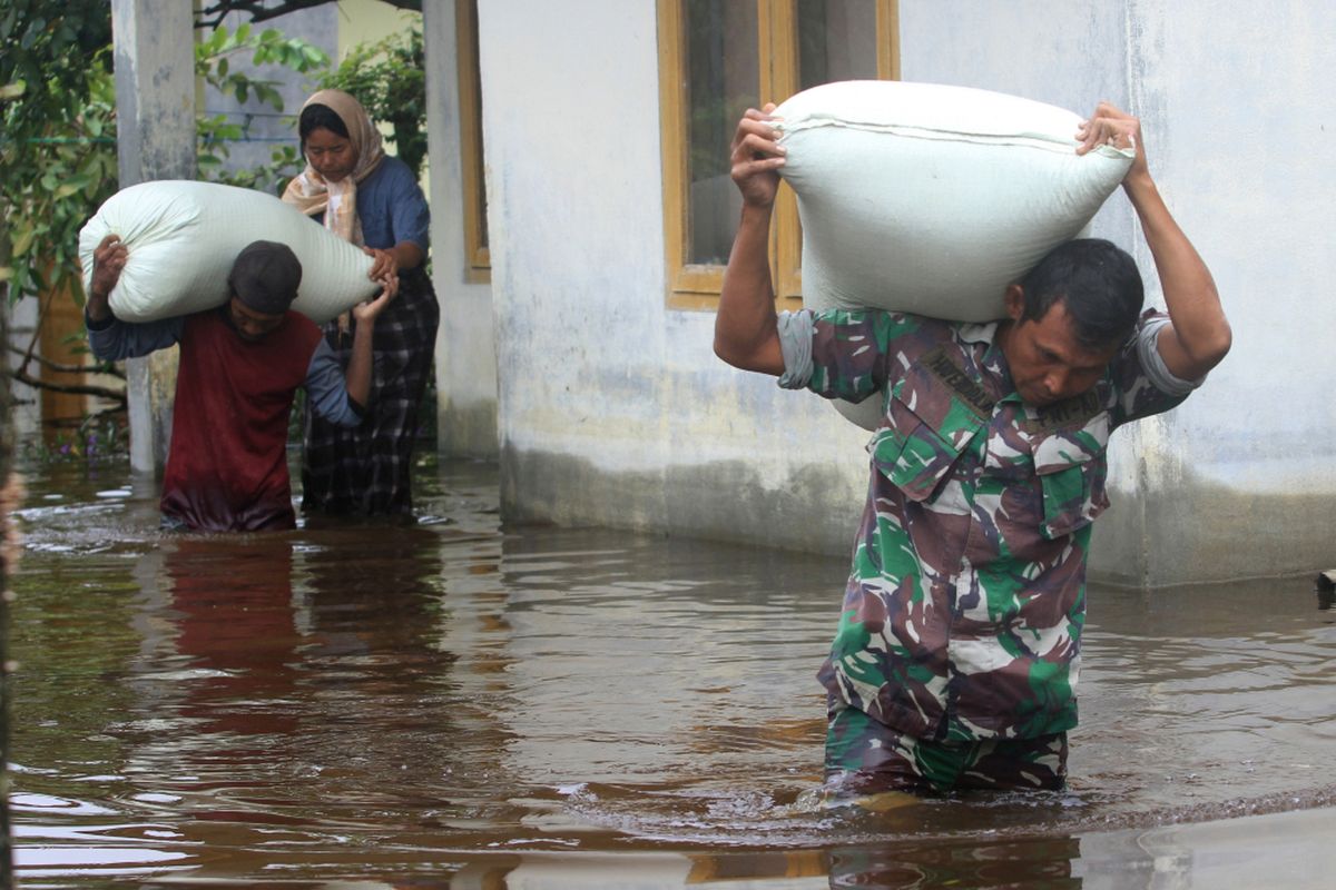 Prajurit TNI AD Kodim 105/Aceh Barat membantu mengevakuasi barang berharga milik warga saat banjir melanda Desa Cot Amun, Samatiga, Aceh Barat, Aceh, Rabu (17/10/2018). Banjir akibat tingginya intensitas hujan dan amblasnya tebing sungai di kabupaten setempat mengakibatkan 80 desa di 10 Kecamatan terendam banjir dengan ketinggian air antara 50 cm sampai 150 cm. ANTARA FOTO/Syifa Yulinnas/aww.