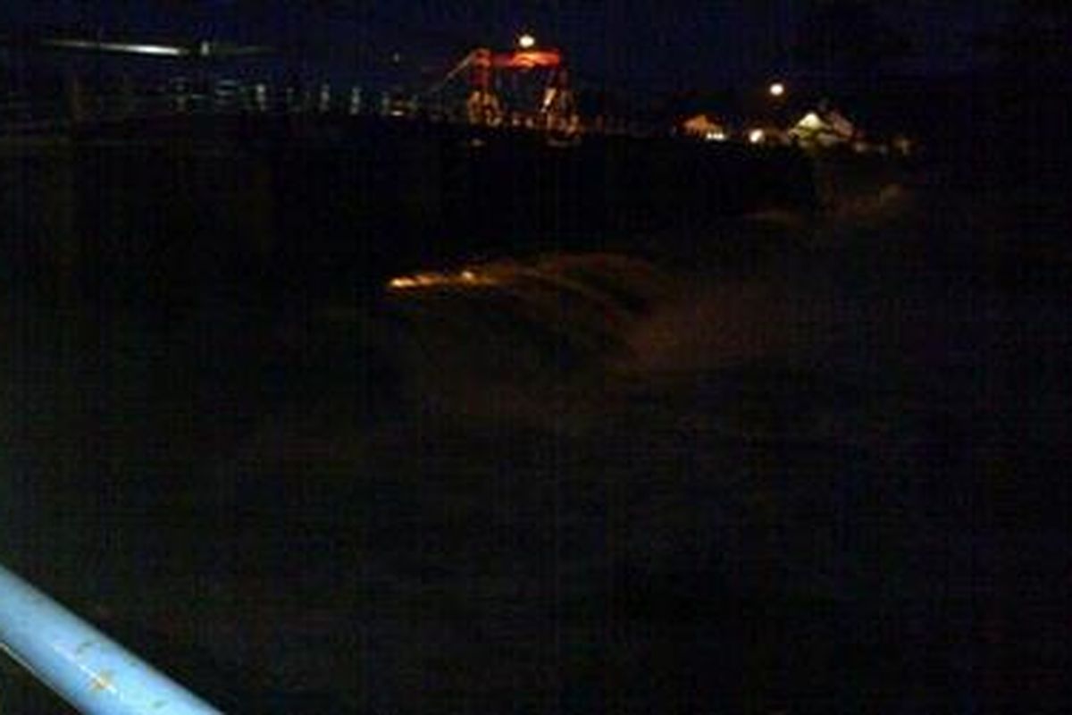 Bendung Katulampa, Kota Bogor, Jawa Barat, Minggu (21/10/2012) malam.