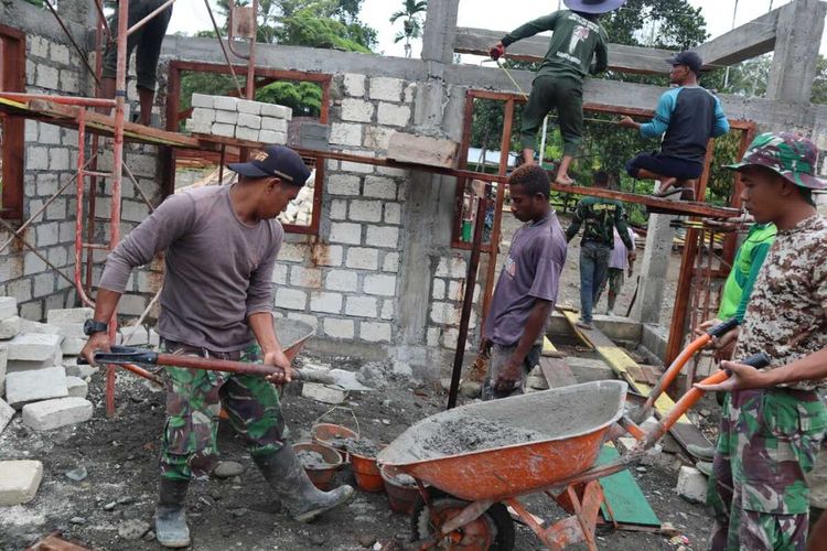 Personel TNI bersama warga Kampung Kibay, Distrik Arso Timur, Kabupaten Keerom, Papua, sedang bahu membahu membangun rumah dalam program TMMD Kodim 1701/Jayapura, Rabu (25/3/2020)