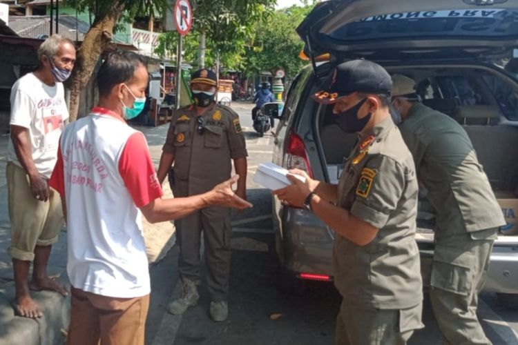 Tak hanya aksi penertiban di masa PPKM Level 4, Satpol PP Kulon Progo juga melakukan aksi sosial membagikan 100 paket nasi kotak, Jumat (23/7/2021) siang. Bantuan mereka menyasar para tenaga kesehatan dan beberapa keluarga yang menjalani isolasi mandiri. Selain itu juga pada beberap pedagang hingga tukang becak.