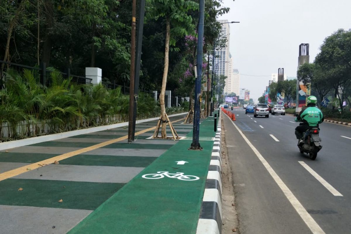 Jalur sepeda di trotoar Jalan Asia Afrika, tepatnya di luar gerbang kompleks Gelora Bung Karno (GBK), terhalang tiang. Foto diambil Selasa (31/7/2018).