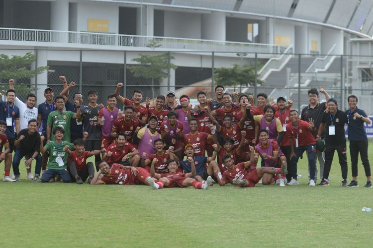 ASIOP FC merayakan keberhasilan lolos ke putaran nasional Liga 3 2023-2024 menyusul kemenangan meyakinkan 3-1 atas Batavia FC dalam pertandingan semifinal zona DKI Jakarta di Lapangan Latihan JIS, Selasa (5/3/2024). 