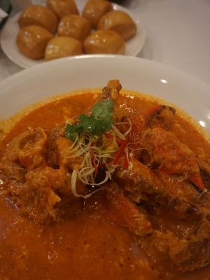 Singaporean Chili Crab dan roti mantau