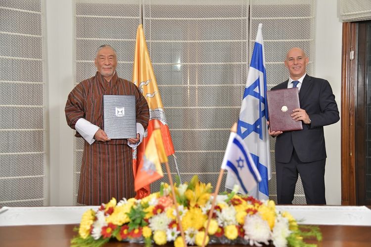 Duta Besar Bhutan untuk India, Mayor Jenderal Vetsop Namgyel, dan Duta Besar Israel untuk India, Ron Malka, berfoto bersama setelah menandatangani kesepakatan hubungan diplomatik antara Bhutan dan Israel di New Delhi, India, Sabtu (12/12/2020).