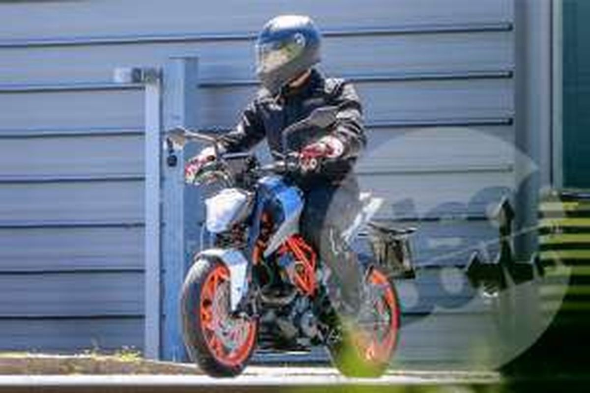 KTM 125 Duke saat terpergok sedang diuji.