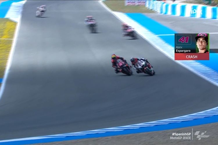 Aleix Espargaro dan Johann Zarco saat berlaga pada MotoGP Spanyol 2024