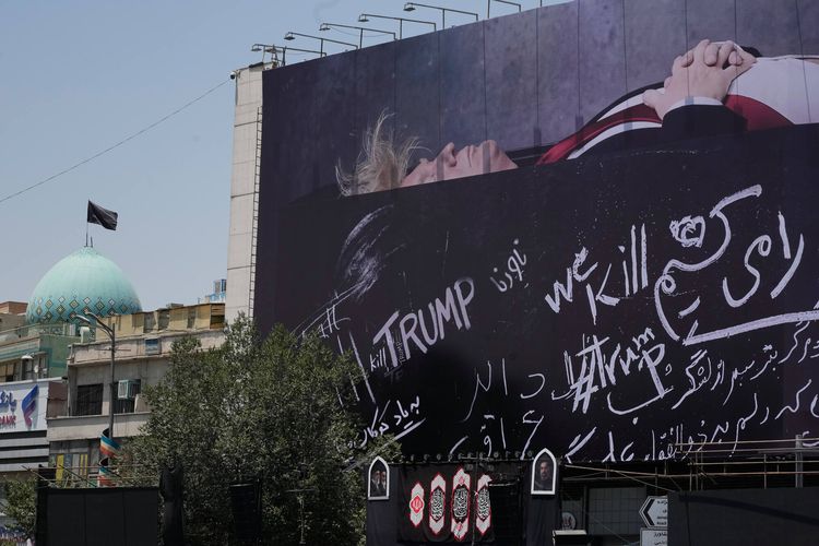 Balas Dendam untuk Khamenei, Iran Pajang Gambar Trump di Peti Mati