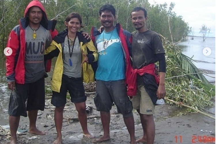 (Kiri-kanan) Empat tim Jejak Petualang, yaitu Dody Johanjaya, Medina Kamil,  Wendy Muhamad Firman, dan Budi Kurniawan saat ditemukan di pulau kosong di wilayah Agats, Papua pada 10 Juni 2006. Foto ini diambil oleh tim SAR yang menemukan mereka.