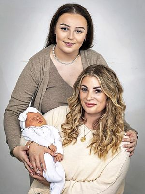 Gemma Skinner (33) menjadi nenek termuda di Inggris setelah putrinya, Maizie (17), melahirkan anak pertama pada Minggu (10/10/2021).