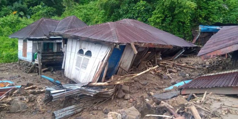 Rumah penduduk di kawasan Danau Toba, Repa Huta IV, Sipolha, Kecamatan Pamatang Sidamanik rusak parah pasca longsor Selasa yang terjadi pada Selasa 28 September 2021. 