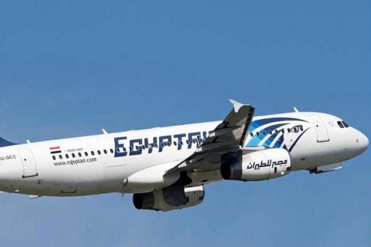 Foto yang diperoleh AFP, diambil pada 8 Mei 2016 di Bandara Budapest, Hungaria, menunjukkan sosok pesawat Airbus A320-200 milik EgyptAir, serupa dengan pesawat yang menghilang dari radar dalam perjalanan dari Paris ke Kairo, Kamis (19/5/2016) dini hari. Pesawat hilang tersebut membawa 66 penumpang dan kru, diduga kuat jatuh di wilayah Laut Tengah.