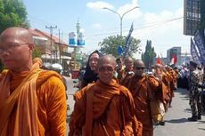 Rombongan Biksu Thudong Masuk Jateng, di Brebes Sambangi Kantor PC NU