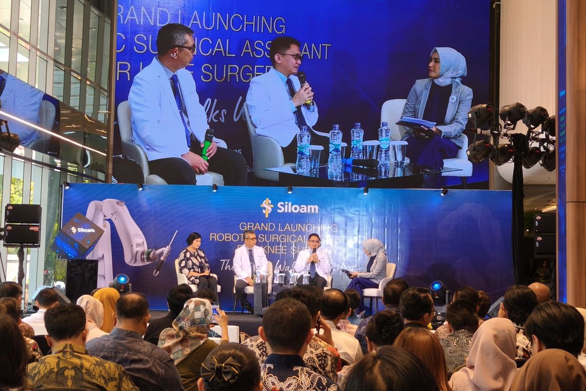 Mini seminar usai diresmikan peluncuran CUVIS Robotic Surgical Assistant, teknologi bedah robotik mutakhir asal Korea Selatan untuk prosedur Total Knee Replacement (TKR) di Main Lobby New Building Siloam Raya Gubeng Surabaya, Jawa Timur, Rabu (13/8/2025) siang.