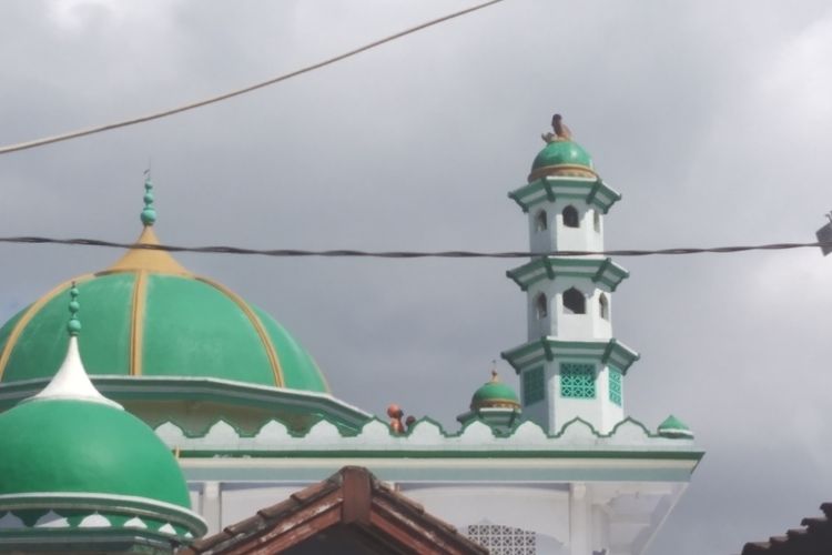 Junaidi (25) warga asal Desa Jagaraga Indah, Lombok Barat  mencoba untuk bunuh diri dari atas menara masjid Minggu (19/5/2019).