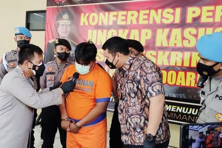 Kapolresta Sidoarjo Kombes Pol Kusumo Wahyu Bintoro Saat menanyakan Ulang Modus Polisi Gadungan yang Rampas HP Korbannya, Jumat (18/3/2022).