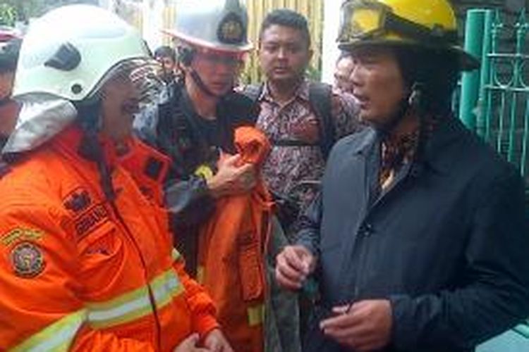 Wali Kota Bandung, Ridwan Kamil, ikut berjibaku memadamkan api dalam kebakaran yang menghanguskan 9 rumah di RT 01 RW 05 Kelurahan Paledang, Kecamatan Lengkong, Kota Bandung ludes terbakar pada Jumat (20/12/2013) pagi.