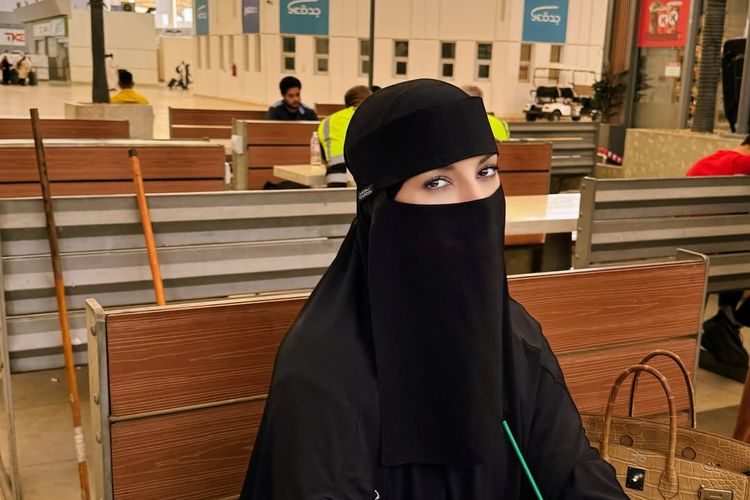 Busana umrah Tasya Farasya tampil modest, elegan, dan fungsional. Dari earth tone hingga serba hitam, gayanya nyaman dipakai seharian.