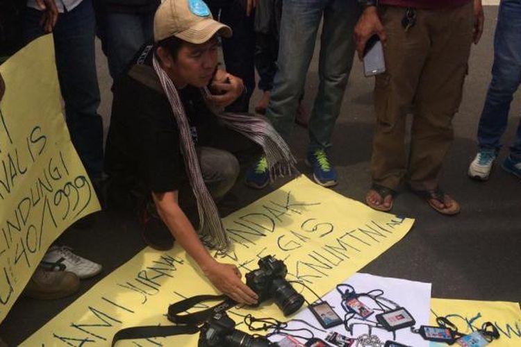Sejumlah wartawan meletakkan id pers dan kamera sebagai simbol penolakkan kekerasan terhadap wartawan, di Tugu Kujang, Kota Bogor, Selasa (16/8/2016). Puluhan wartawan baik dari media cetak, tv, dan elektronik melakukan aksi unjuk rasa sebagai bentuk dukungan terhadap kasus kekerasan yang menimpa sejumlah wartawan di Sari Rejo, Medan.
