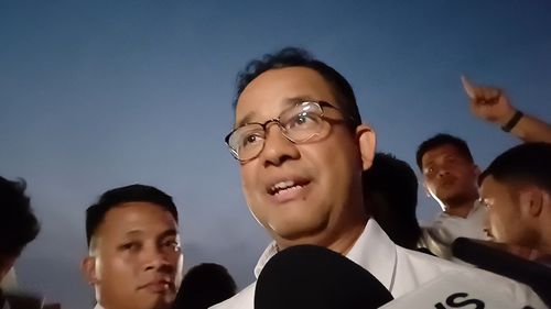 Momen Anies Bacakan Spanduk "Negara Punya Rakyat Bukan Punya Keluargamu"