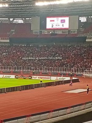 La Grande Indonesia membentangkan kain hitam polos bertuliskan mereka meninggal tapi dibunuh dalam laga Indonesia vs Kamboja di Stadion Utama Gelora Bung Karno, Jumat (23/12/2022).