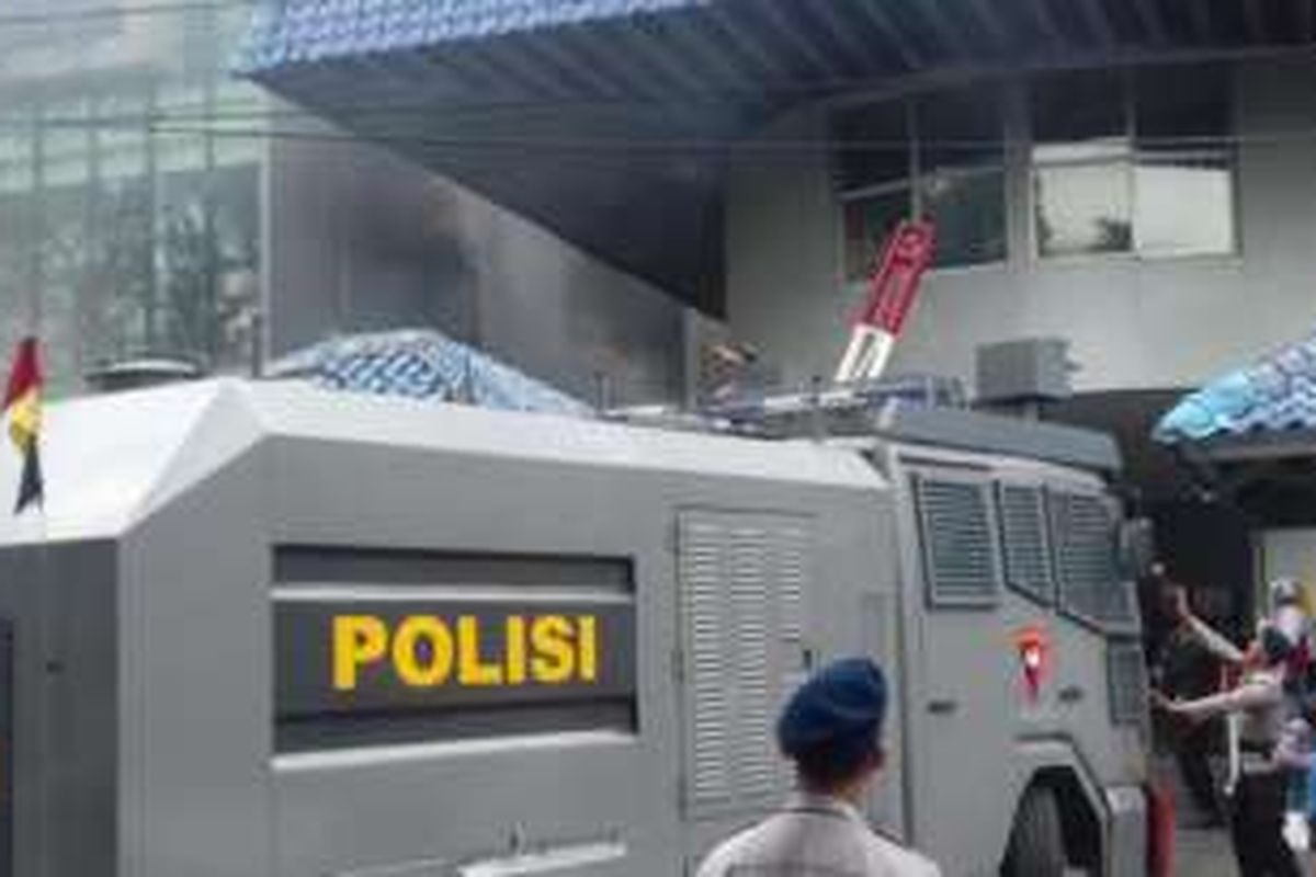 Mobil Water Canon kepolisian padamkan api di restoran Bebek Bengil, Jl Agus Salim, Jakarta Pusat, Minggu (1/5/2016).