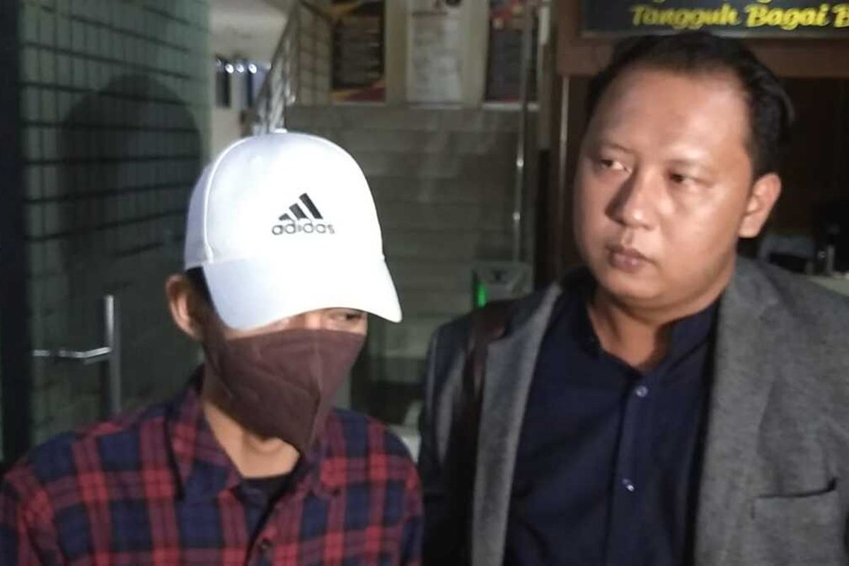 Saksi kunci kasus pembunuhan Vina Eky, Liga Akbar (bertopi putih) dan kuasa hukumnya, Bana usai pemeriksaan di Mapolda Jabar, Selasa(4/6/2024) malam.