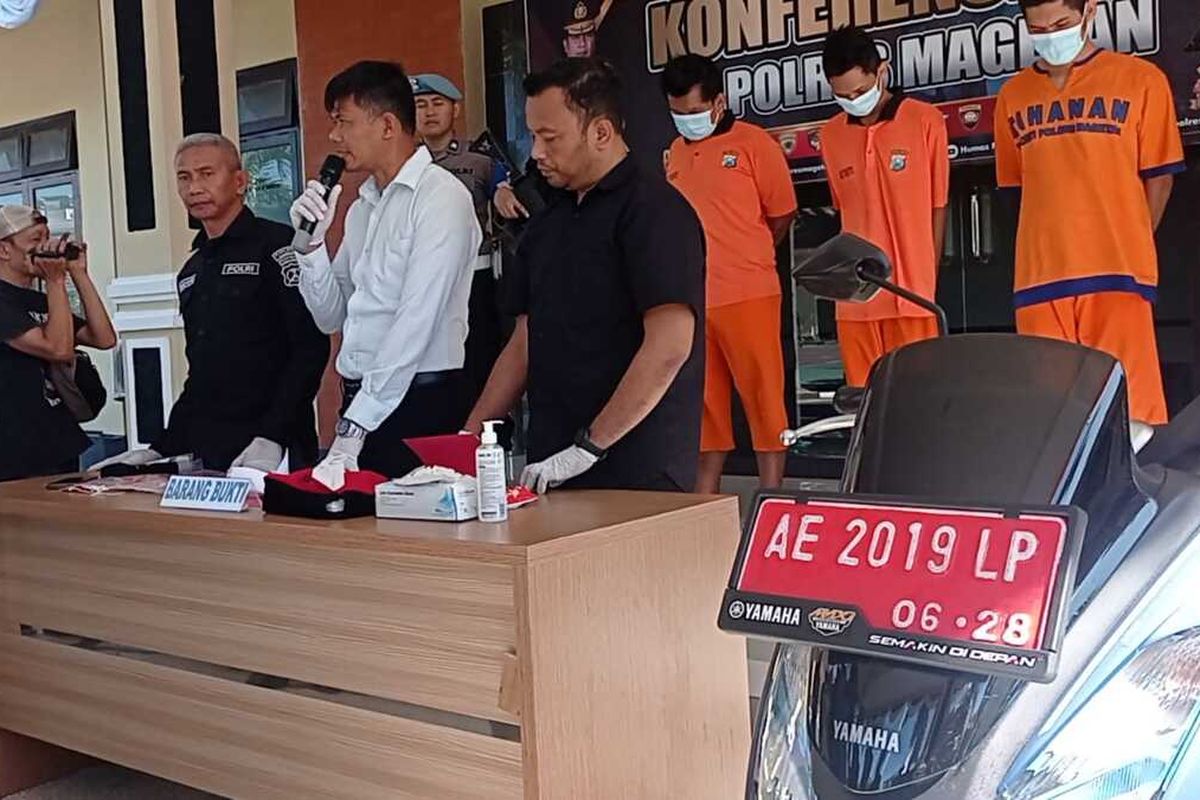 Sepeda motor plat merah di Ngawi diamnakan anggota Kepolisian Resor Magetan saat digunakan untuk mengambil sabu sabu oleh tersangka. Tersangka yang orang tuanya ASN tersebut nekat menggunakan sepeda motor plat merah untuk mengambil sabu karena dijanjikan oleh temannya untuk mengkonsumsi sabu bersama sama.