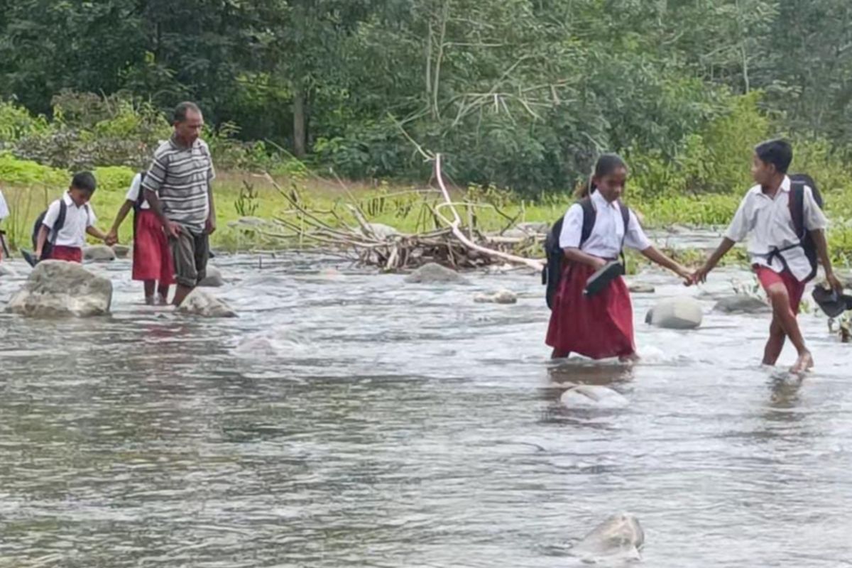 Perjuangan Siswa di Pedalaman Ende, Seberangi Sungai Demi Sekolah