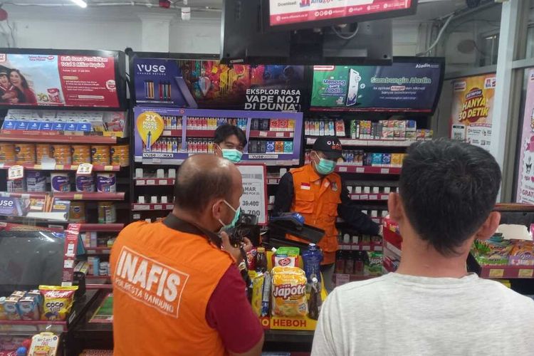 Tim Inafis Polresta Bandung tengah melakukan identifikasi dalam sebuah minimarket di Kecamatan Cileunyi, Kabupaten Bandung, Jawa Barat, Senin (12/8/2024)
