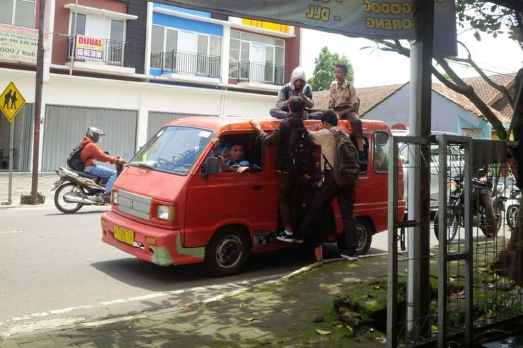 Mobil angkutan umum dipenuhi pelajar melintas di Jl. Letjend Suprapto, Sidomulyo, Ungaran Timur.