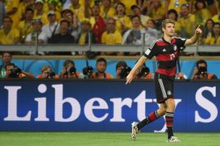 Penyerang Jerman, Thomas Mueller, merayakan golnya ke gawang Brasil, pada laga semifinal Piala Dunia, di Estadio Mineirao, Selasa (8/7/2014). 