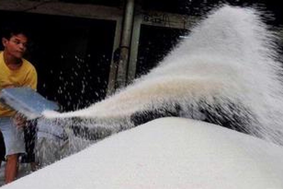 Ilustrasi: Buruh mencampur beras di Pasar Induk Cipinang, Jakarta, Jumat (16/3/2012).