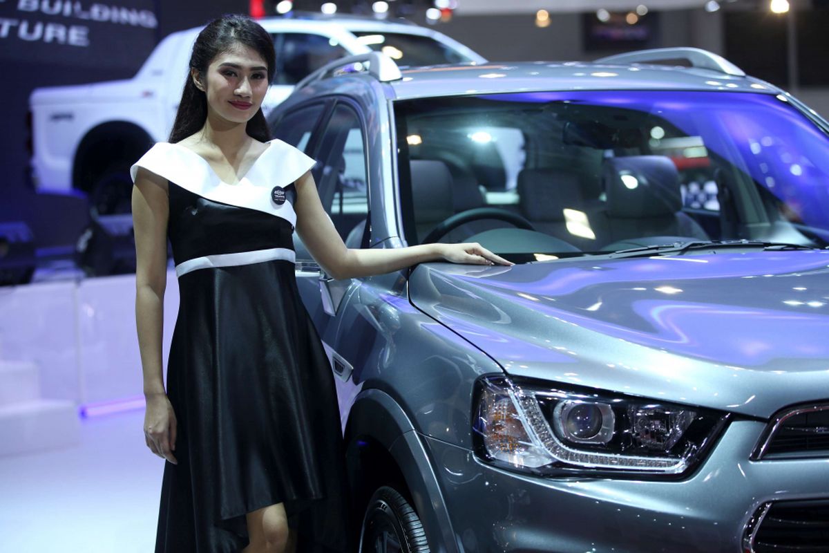 Sales Promotion Girl berpose di samping mobil yang dipamerkan di Indonesia International Motor Show 2018 di JI Expo Kemayoran, Jakarta, Kamis (19/4/2018). Pameran otomotif terbesar di Indonesia ini akan berlangsung hingga 29 April 2018 mendatang.