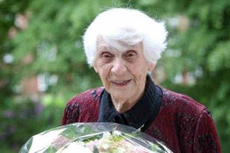 Ingeborg Syllm-Rapoport (102) akhirnya berhasil meraih gelar doktor setelah 80 tahun lalu tak bisa mengikuti ujian akhir di Universitas UKE Hamburg, Jerman karena dilarang rezim Nazi.