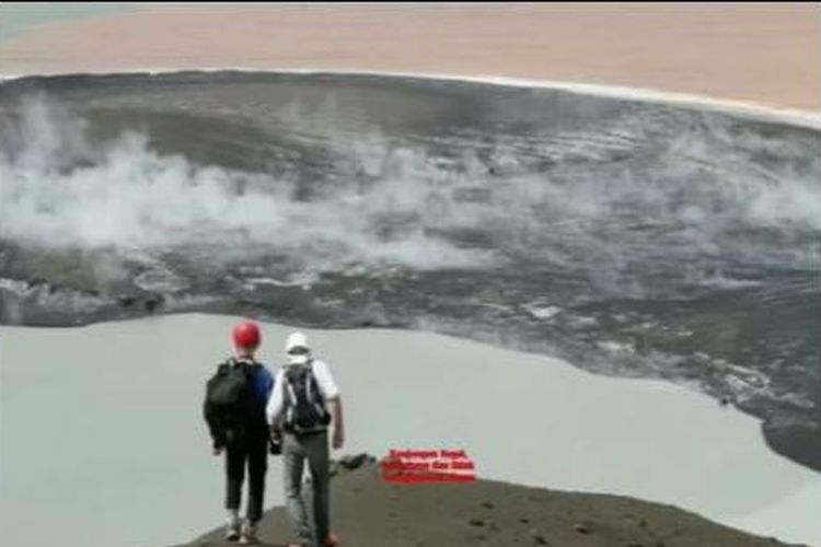 2 WNA terlihat mengunjungi Krakatau secara ilegal dan berdiri di tepi kawah gunung berapi tersebut.