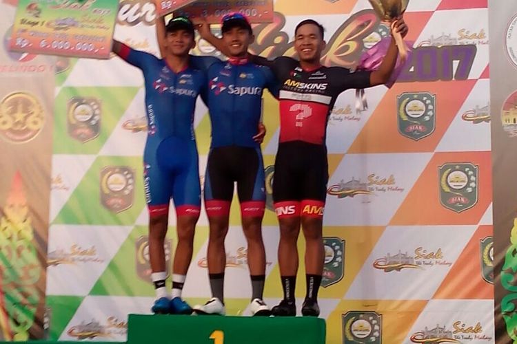 Pembalap indonesia aiman ditengah menjadi juara 1 etape tour de siak 2017