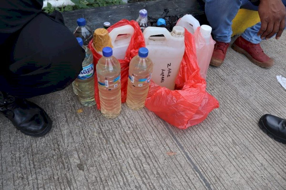 Minuman keras (miras) tradisional jenis moke, diamankan Aparat Kepolisian Resor Kupang di Pelabuhan Bolok Kupang, Nusa Tenggara Timur (NTT) Kamis (23/3/2023). 
