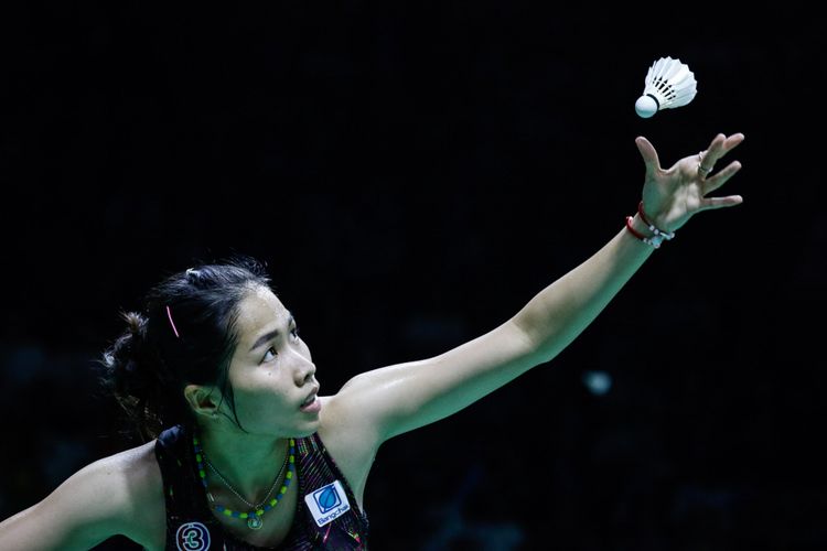 Pebulu tangkis tunggal putri Thailand, Ratchanok Intanon mengembalikan bola ke arah pasangan asal indonesia, Gregoria Mariska dalam laga babak kedua Indonesia Open 2018 di Istora Senayan, Jakarta, Kamis (5/7/2018). Pebulu tangkis tunggal putri Thailand, Ratchanok Intanon menang dengan skor 21-11 17-21 21-14.