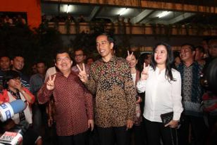 Pasangan calon Presiden dan Wakil Presiden Joko Widodo serta Jusuf Kalla didampingi Ketua Fraksi Partai Demokrasi Indonesia Perjuangan Puan Maharani (kanan) bersiap mengkikuti dialog tentang perekonomian, di Jakarta, Jumat (20/6/2014). Dialog yang juga diikuti oleh pasangan Prabowo-Hatta tersebut diselenggarakan oleh Kamar Dagang Indonesia (KADIN). (TRIBUNNEWS/DANY PERMANA)